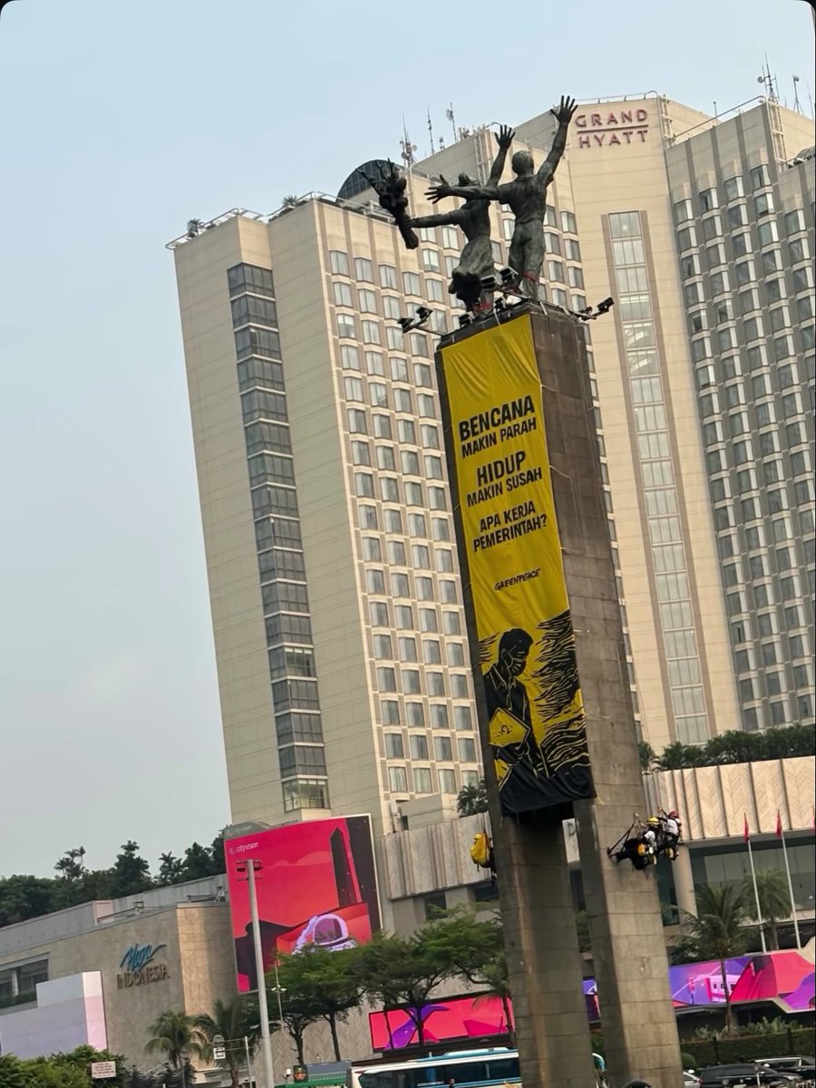 supelpowel's tweet photo. BUNDARAN HI PAGI INI !!

Aktivis Greenpeace membentangkan spanduk atau baliho protes di atas Patung Selamat Datang, Bundaran HI

Respect 🫡 🫡 https://t.co/UFC72d3hE9