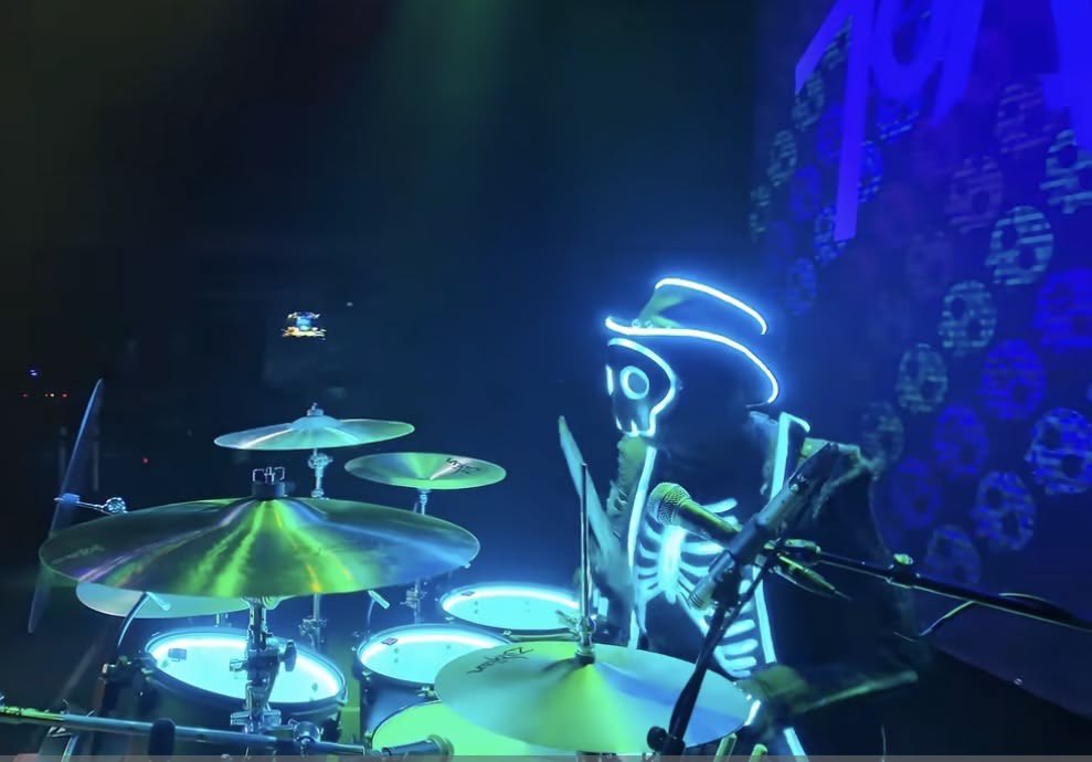 doveburn's tweet photo. being a fan of a drummer fucking sucks because while everyone is hopping up and down and running across the stage while interacting with each other, this guy will just be sitting there playing the drums😭😭😭YOU CANT GET ANYTHING OUT OF HIM https://t.co/tMOdj6jIAz