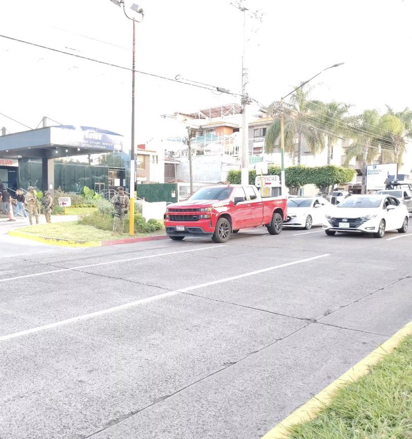 chemaizar_'s tweet photo. 🚨Voy con información de última hora 

Se registra presencia policial a las afueras de un hospital privado, ubicado en la Av. Manuel J. Clouthier y San Luis Gonzaga en la colonia Jardines del Valle. https://t.co/jNhLpH4Bgl