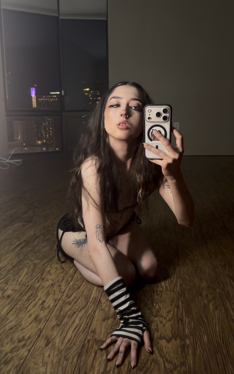 nerinafuss's tweet photo. Is this a mood, or am I always this much trouble? ✨🖤 https://t.co/GdmHPrQgnd