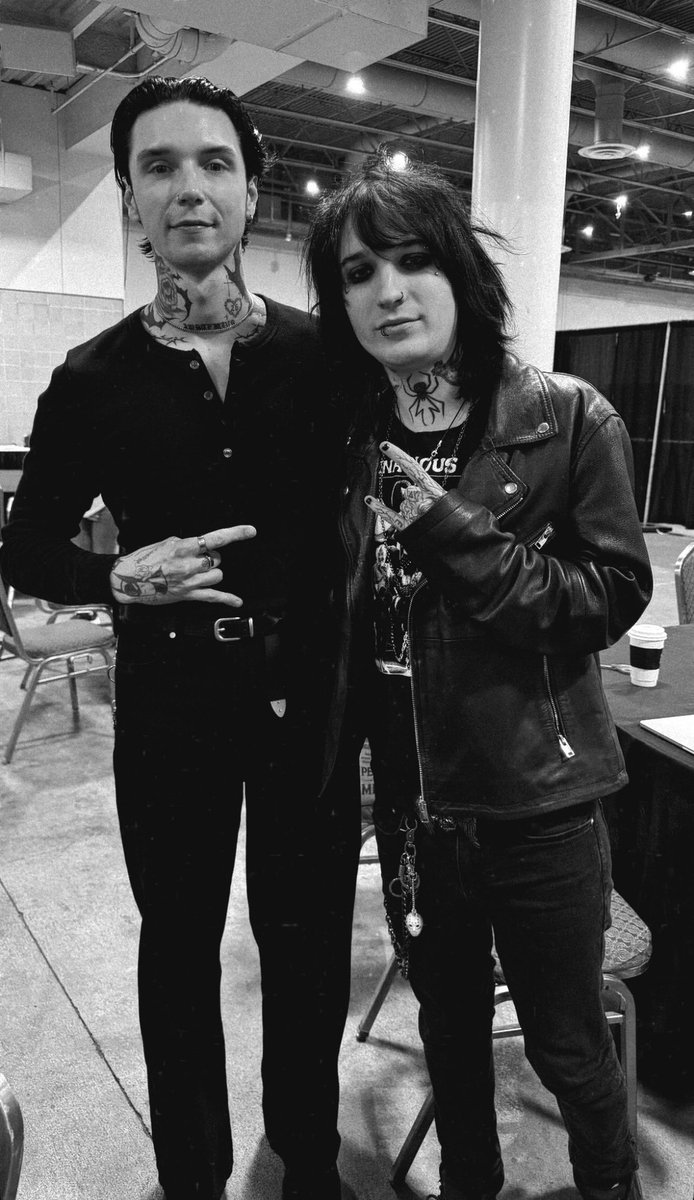 alexprend_35's tweet photo. telling future generations these are my fathers who died in Mexico fighting in the Great Emo Punk War of 2008 https://t.co/oRRJbcJdkF