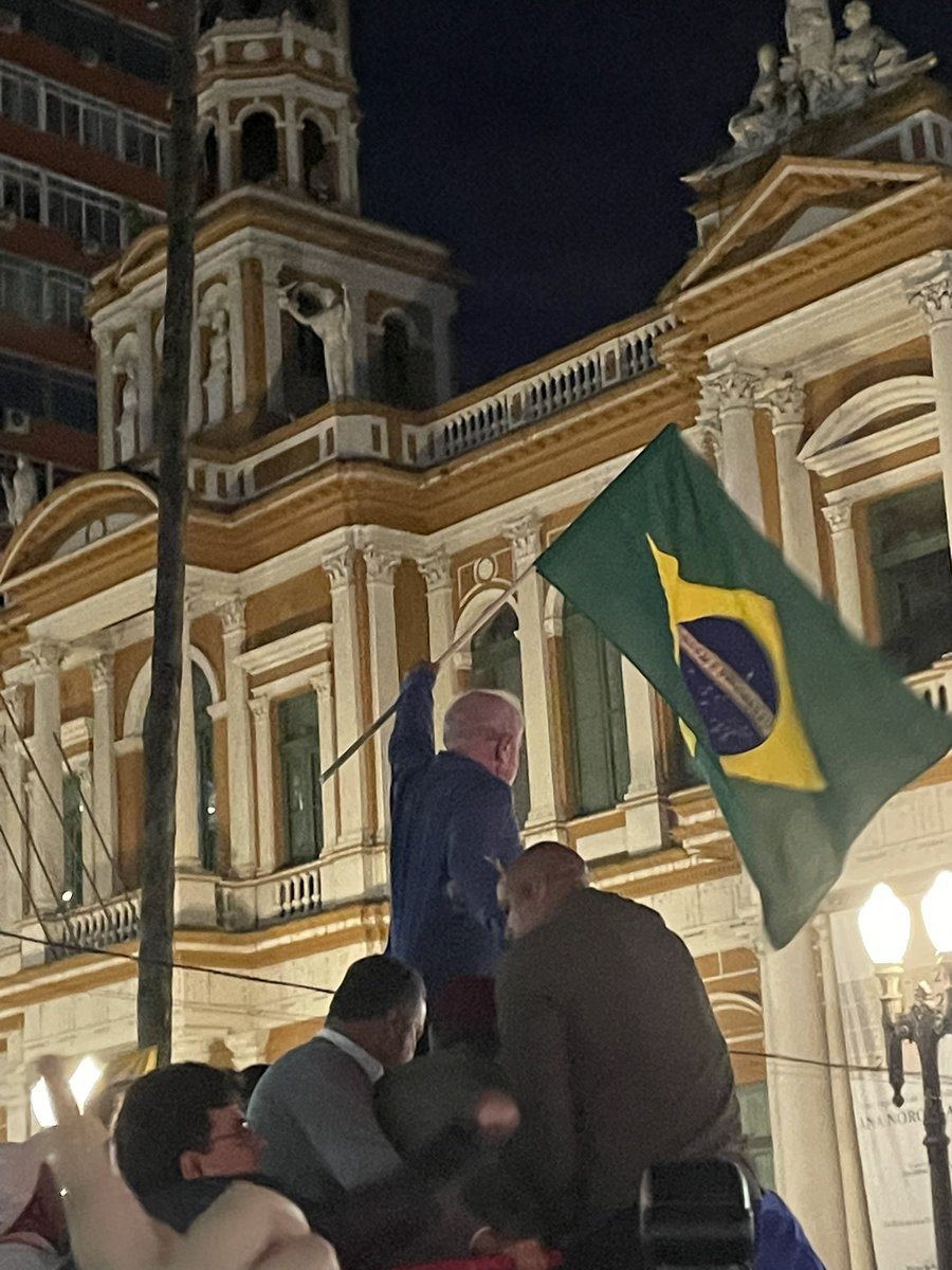 FabioCETF's tweet photo. A liberdade guiando o povo mas quem guia é Luiz Inácio Lula da Silva https://t.co/4udiC3htiZ