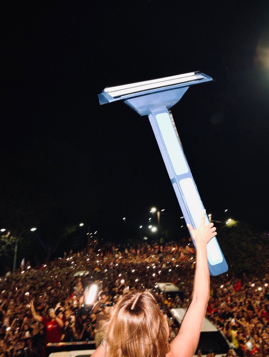 ErikakHilton's tweet photo. 💗 lindo presente que recebi do povo do Ceará, onde mora aquele cara que se tornou deputado de forma humilhante. https://t.co/NBn4Tc2yOv