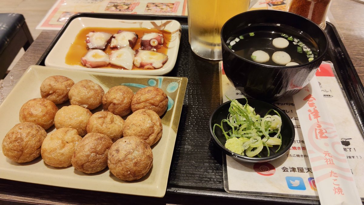 jisei_m's tweet photo. 決して ＃Anthem の大阪城ホールライブ限定ジャケットにケンカを売っているわけじゃない😋のですが、元祖たこ焼きの会津屋さんではソースを付けずに食べるのが流儀😆
生地に味が付いているから😋
でもソース付きも大好き👍👍
ムリは承知で、ジャケ写のたこ焼きは味わってみたいものだ❤️
＃msooja https://t.co/fnKYmtx2yu