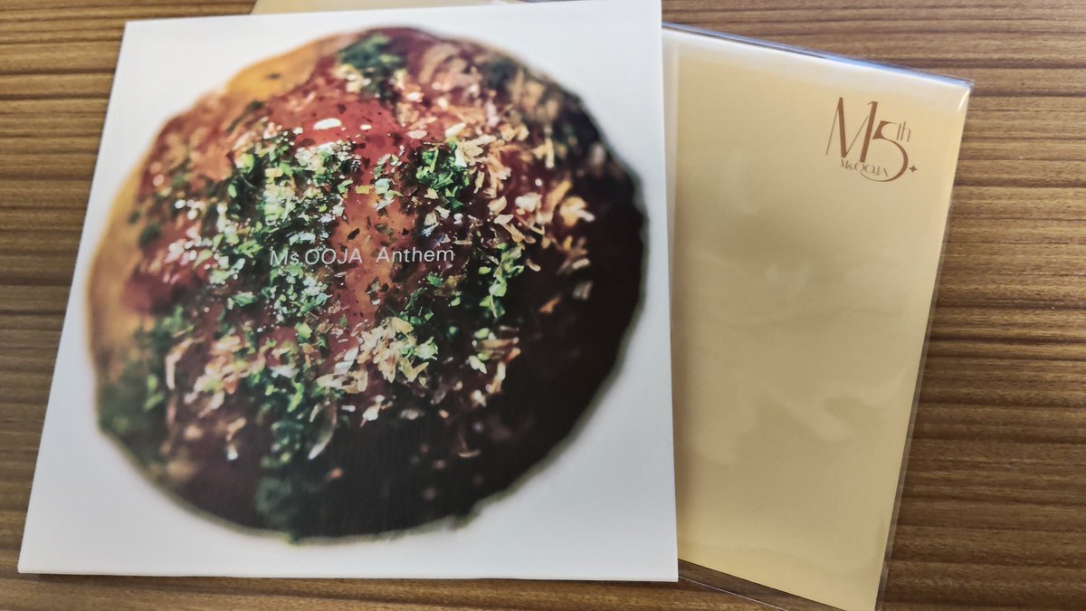 jisei_m's tweet photo. 決して ＃Anthem の大阪城ホールライブ限定ジャケットにケンカを売っているわけじゃない😋のですが、元祖たこ焼きの会津屋さんではソースを付けずに食べるのが流儀😆
生地に味が付いているから😋
でもソース付きも大好き👍👍
ムリは承知で、ジャケ写のたこ焼きは味わってみたいものだ❤️
＃msooja https://t.co/fnKYmtx2yu