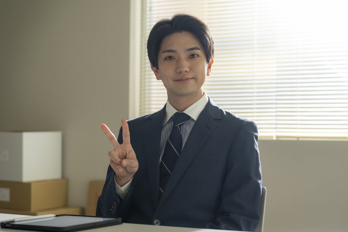 drama_wowow's tweet photo. ◤オフショット公開📷ˊ˗◢​
​連続ドラマW　#MR医薬情報担当者🏥​
　
第三営業所で活躍する、MRたち💊
第2話、第3話よりオフショットをお届け📷
　
市橋役 #正門良規(Aぇ! group)さん✌️
そして、監督と打ち合わせ中の
麻弥役 #武田玲奈 さんの姿も✨
　
WOWOWオンデマンドで最新話まで配信中 https://t.co/LtfjFBrnco