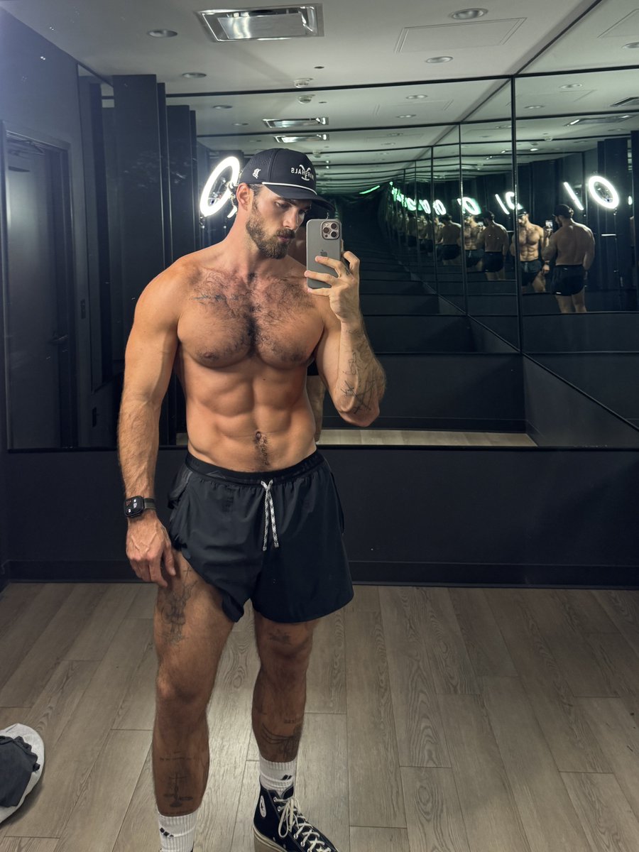 michaeleyerger's tweet photo. dad bod https://t.co/85PAjm1mS4