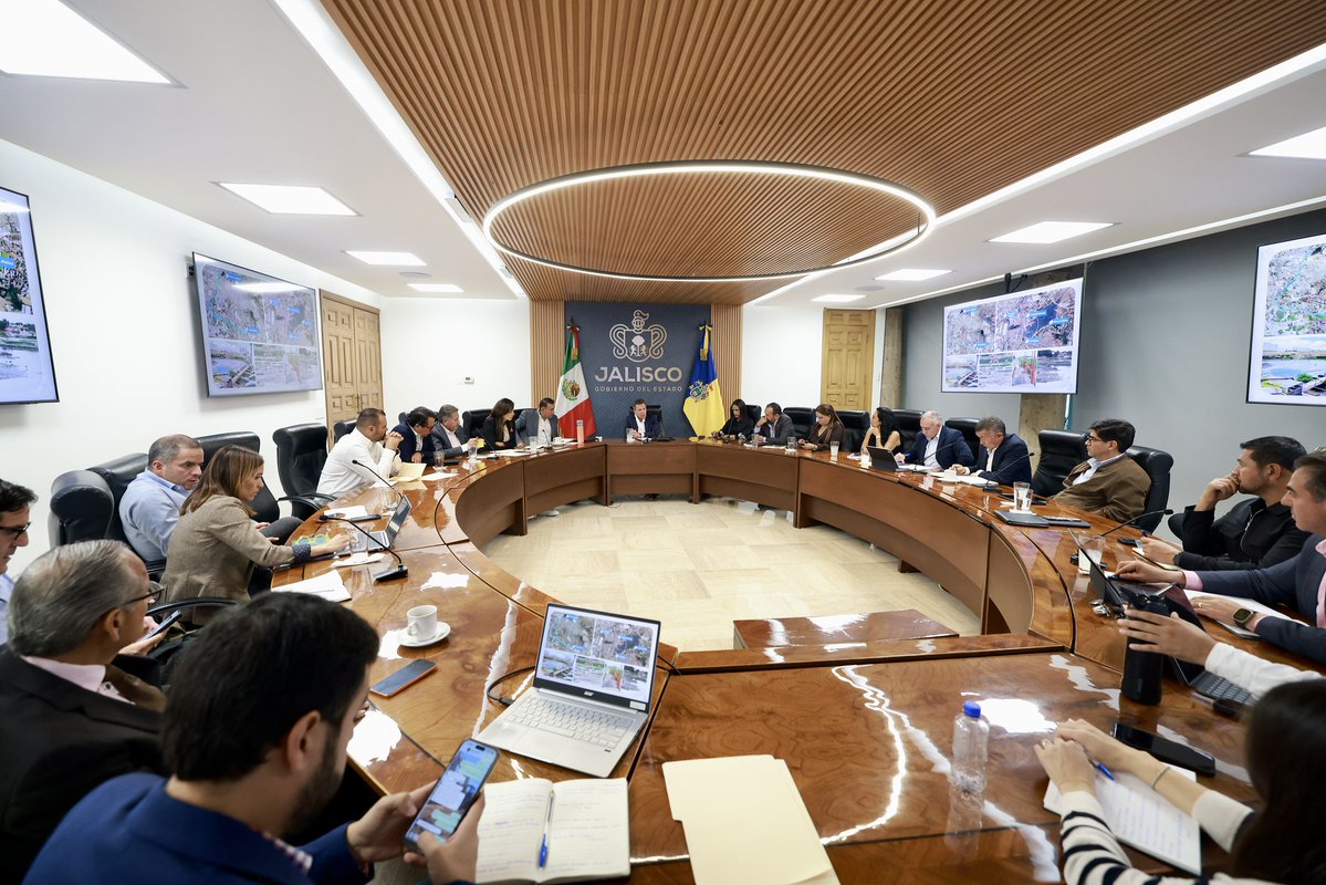GobiernoJalisco's tweet photo. El Gobernador @PabloLemusN se reunió con el Gabinete del Agua y las y los alcaldes del Área Metropolitana de Guadalajara para fortalecer la coordinación y ajustar las acciones de abastecimiento ante la reducción temporal del suministro.

Durante el encuentro, se acordó ampliar la disponibilidad de cisternas mediante la compra y renta de unidades adicionales, con el objetivo de apoyar a las colonias y escuelas que lo necesiten, en conjunto con el servicio de pipas y el esquema de rotación.