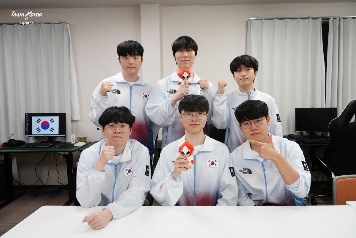bbosyuk's tweet photo. 대한민국 이스포츠 국가대표 인스타 

LoL 국가대표 선수단이 미래의 자신에게 남겼던 편지,
그 여운을 조금 더 이어가고 싶어 준비한 깜짝 선물!🎁

편지에 담았던 다짐이 현실이 된 순간,
바라던 금메달을 목에 건 선수들의 모습을 모았습니다!

지금 바로 확인해보세요📸 https://t.co/UIf6aPmpuE