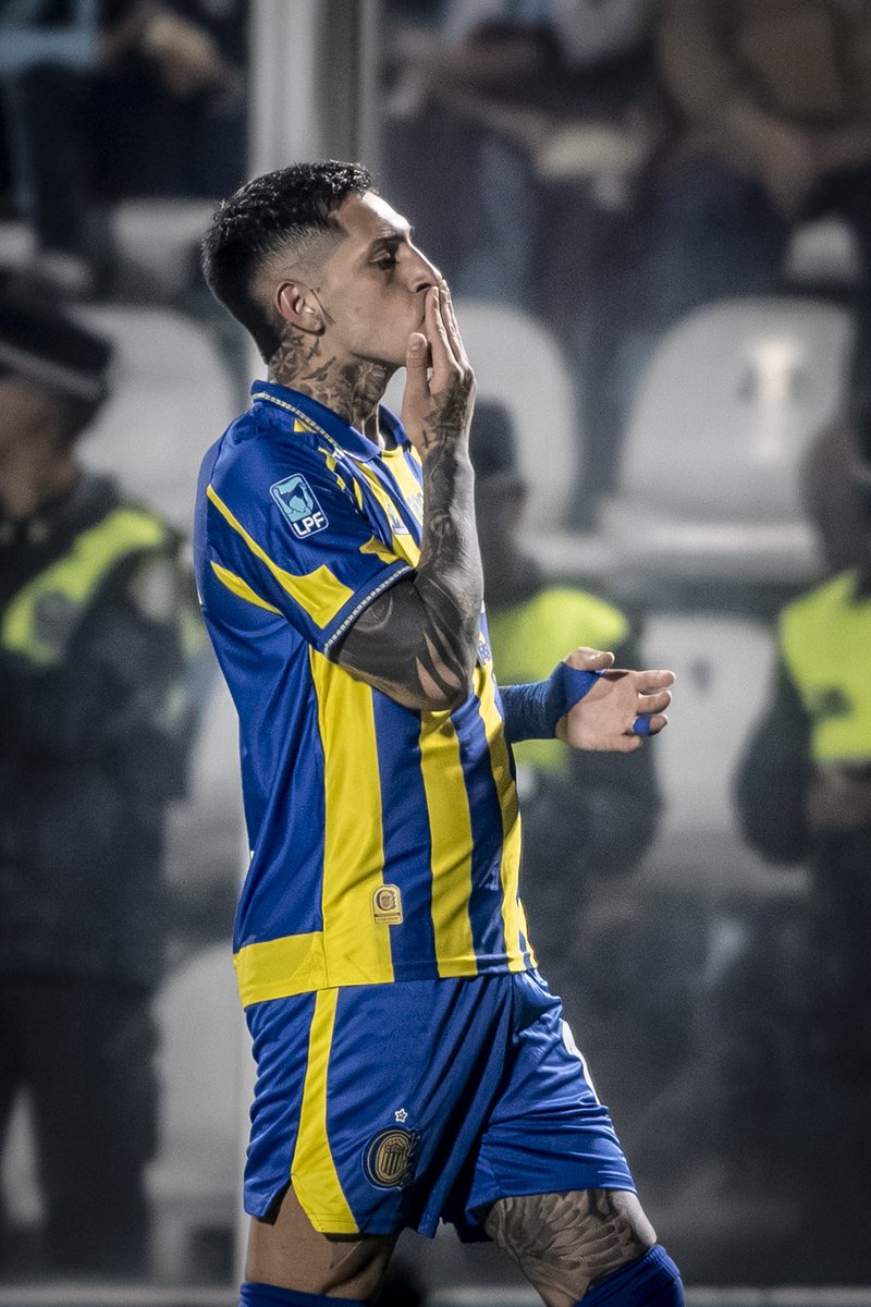 RosarioCentral's tweet photo. Una cosa que empieza con C… CENTRAL 💛💙😻 https://t.co/JWKH48KIAg