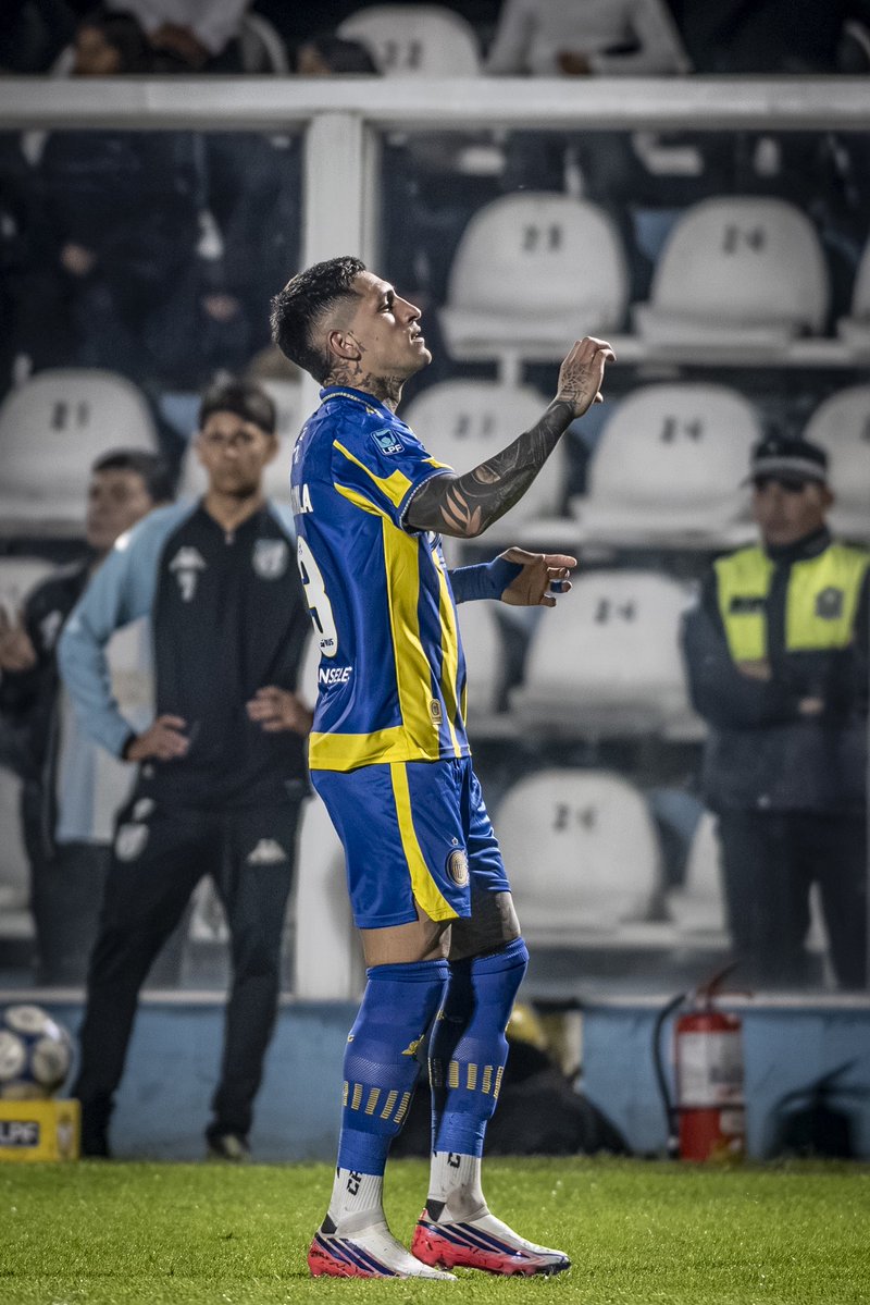 RosarioCentral's tweet photo. Una cosa que empieza con C… CENTRAL 💛💙😻 https://t.co/JWKH48KIAg
