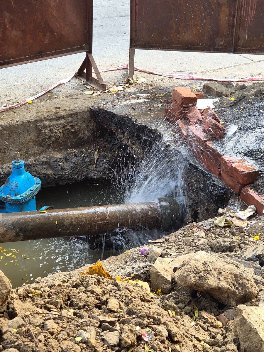 hunterwala's tweet photo. @mybmc @mybmcWardHW warer pipe burst 17th road khar west cd road, nr fab India https://t.co/ftS4WDYbh4