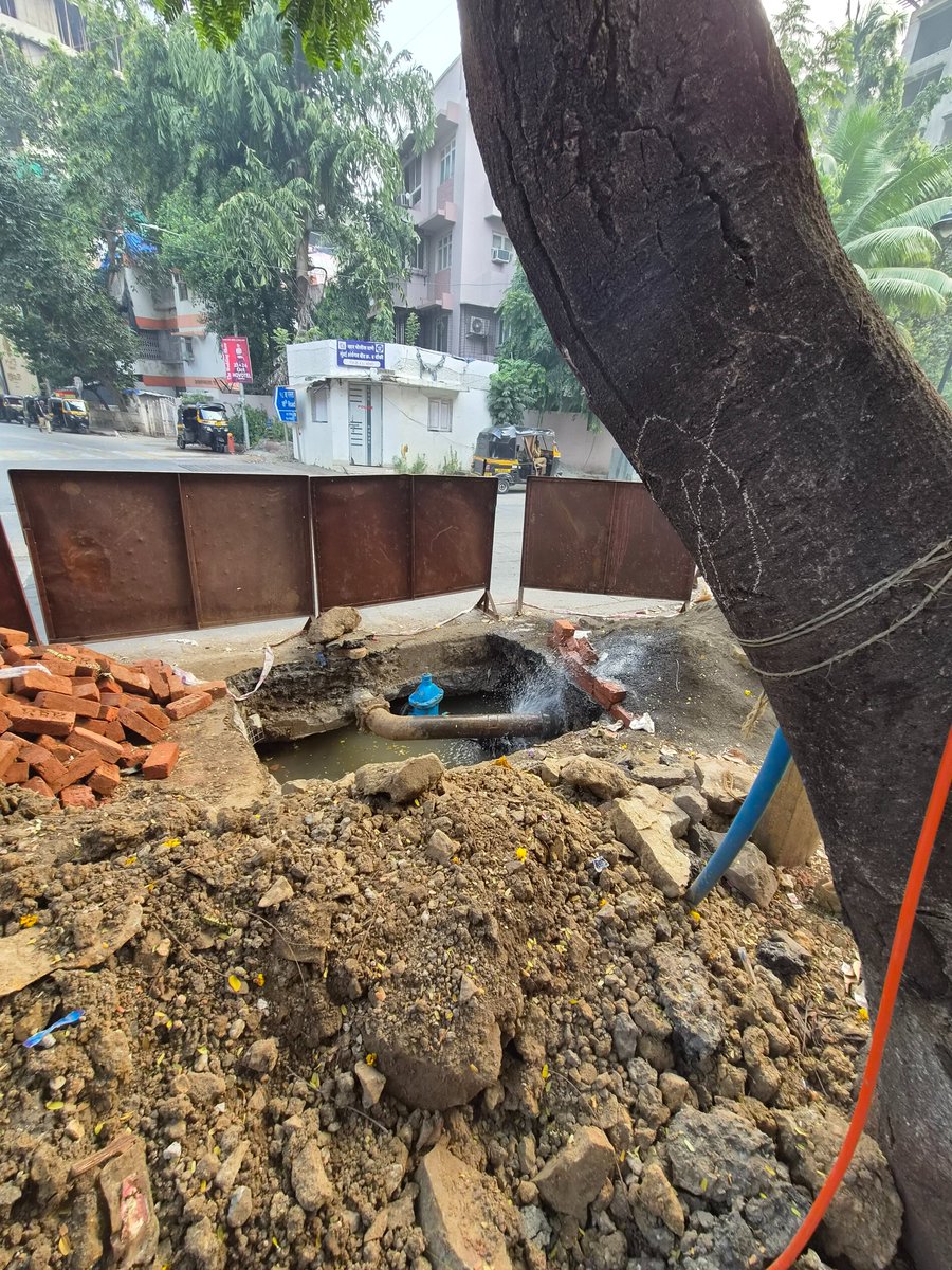 hunterwala's tweet photo. @mybmc @mybmcWardHW warer pipe burst 17th road khar west cd road, nr fab India https://t.co/ftS4WDYbh4