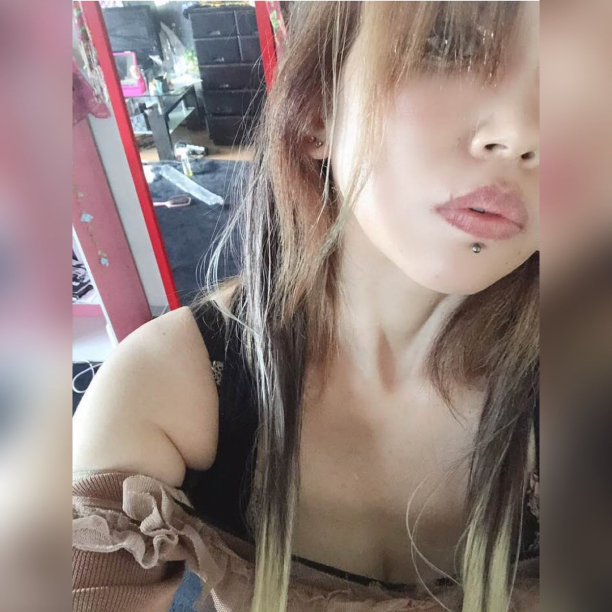 Naomiai69's tweet photo. 忘却の果ての凍えた孤独
遠い昔の事の様に思えるけど
誰も居ない部屋で今でも
慣れないまま額に飾られた
無数の君が変わらずに僕に
微笑むから もう戻らない
後悔はない たとえ今でも”愛してても
どうしてだろどうしたんだろう
僕は今でも凍えてるよ
孤独の中生きてるよ忘れたい https://t.co/uE8WVel4ML