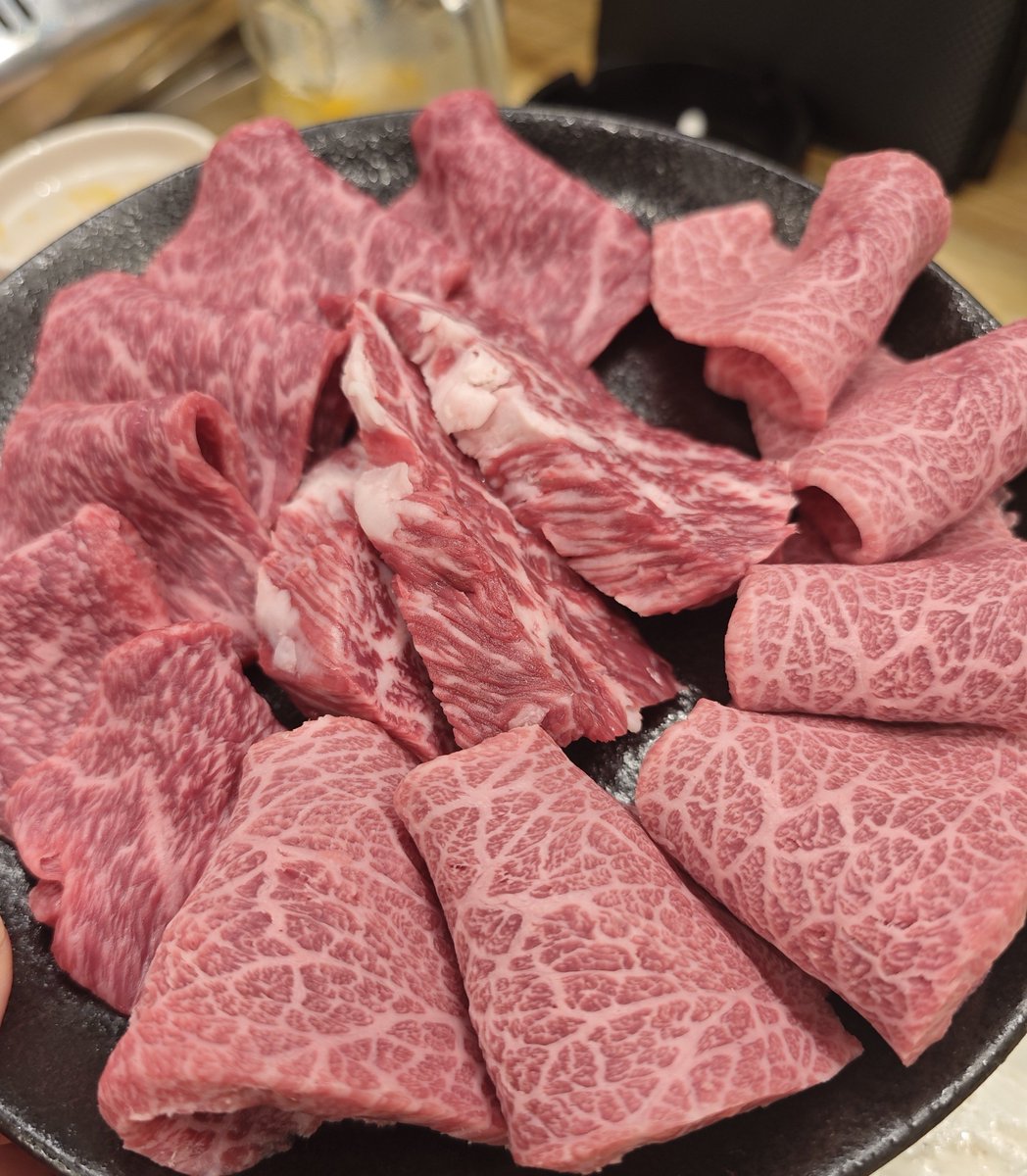 ajiware_osaka's tweet photo. 同じ焼肉なのに、片方はドラム缶、片方は別世界。

肉匠 隠れ家。（鶴橋ソソモン）

肉は鮮度も質も抜群。焼く前から期待値が高く、ユッケや生ものまで臭みなし。

おまかせ中心で、酒込み1人約15,000円。

大衆焼肉の熱気もいい。
上質な肉を静かに味わうのもいい。

結局、肉の前では理性が負ける。 https://t.co/iHPJuc2b7T