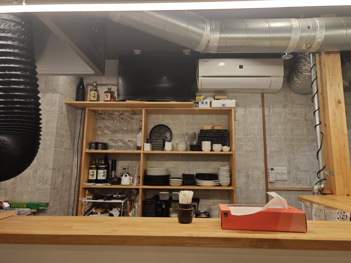 ajiware_osaka's tweet photo. 同じ焼肉なのに、片方はドラム缶、片方は別世界。

肉匠 隠れ家。（鶴橋ソソモン）

肉は鮮度も質も抜群。焼く前から期待値が高く、ユッケや生ものまで臭みなし。

おまかせ中心で、酒込み1人約15,000円。

大衆焼肉の熱気もいい。
上質な肉を静かに味わうのもいい。

結局、肉の前では理性が負ける。 https://t.co/iHPJuc2b7T