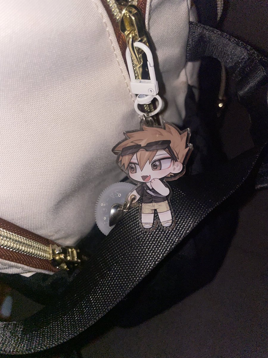 freyrkkuma's tweet photo. i have this blue charm on my backpack but idk where the red charm went so it’s basically canon compliant https://t.co/veR7m4RnDO