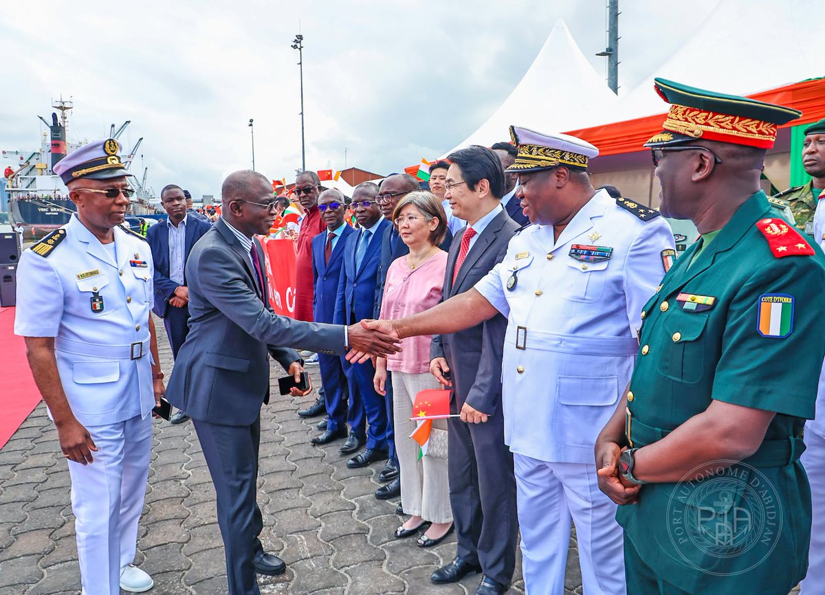 PortAbidjan's tweet photo. 𝐏𝐎𝐑𝐓 𝐃’𝐀𝐁𝐈𝐃𝐉𝐀𝐍 : 𝑳𝑬 𝑵𝑨𝑽𝑰𝑹𝑬-𝑯𝑶̂𝑷𝑰𝑻𝑨𝑳 𝑪𝑯𝑰𝑵𝑶𝑰𝑺 « 𝑳’𝑨𝑹𝑪𝑯𝑬 𝑫𝑬 𝑩𝑶𝑵 𝑨𝑼𝑮𝑼𝑹𝑬 » 𝑭𝑨𝑰𝑻 𝑬𝑺𝑪𝑨𝑳𝑬 𝑷𝑶𝑼𝑹 𝑳𝑨 𝑷𝑹𝑬𝑴𝑰𝑬̀𝑹𝑬 𝑭𝑶𝑰𝑺 𝑬𝑵 𝑪𝑶̂𝑻𝑬 𝑫’𝑰𝑽𝑶𝑰𝑹𝑬 https://t.co/0qRM1KV1S5