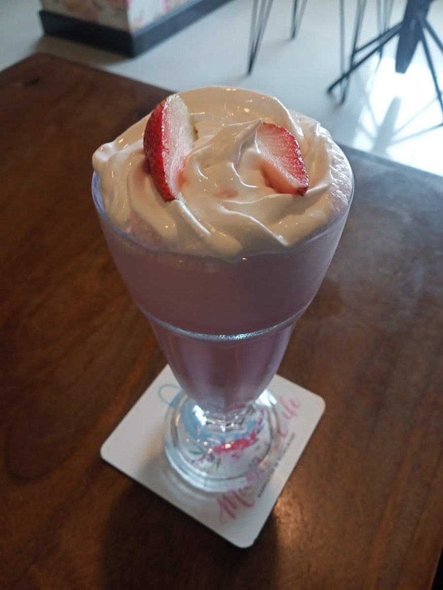 strawbunnybisou's tweet photo. currently craving: a super cute pink strawberry milkshake https://t.co/uzYT79shL7