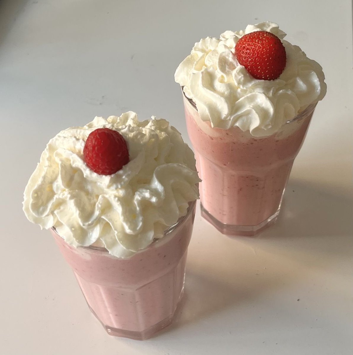 strawbunnybisou's tweet photo. currently craving: a super cute pink strawberry milkshake https://t.co/uzYT79shL7