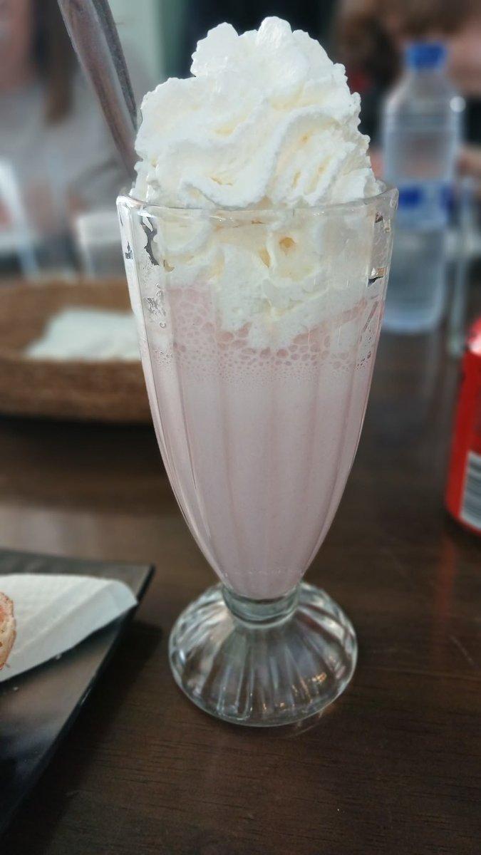 strawbunnybisou's tweet photo. currently craving: a super cute pink strawberry milkshake https://t.co/uzYT79shL7