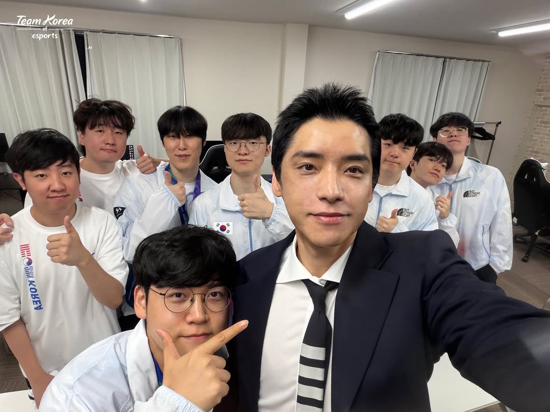 Pollapo02's tweet photo. 구마유시 이 분 뭐죠? 왜 감독 옆에서 애교를 부리고 계시죠? https://t.co/8WQEfAEOln