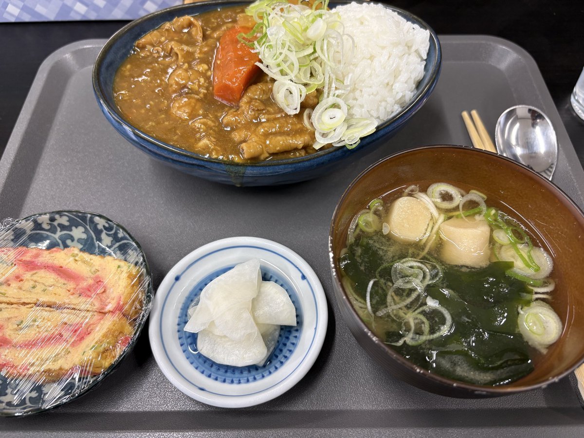 take_b_salon's tweet photo. おはようございます。

ワタクシ今日は結構前から
朝を迎えています☀️

何故かはわかりませんが
もつ乃のもつカレーを
攻略したかったんです。
噂に違わぬウマさ！
飲めるモツと女将さん
流行らない訳がない😋
#朝食 #モツ乃 https://t.co/YmJ6PTDZXE