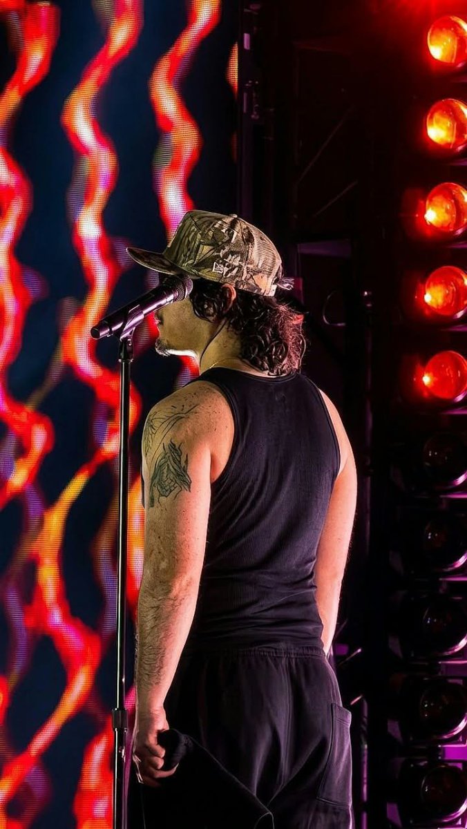 1amfreestylejoj's tweet photo. and those arms Jojeeeeeeer (Idk if it was an editing problem in the photo but there are missing tattoos there https://t.co/9JntcUm0mI