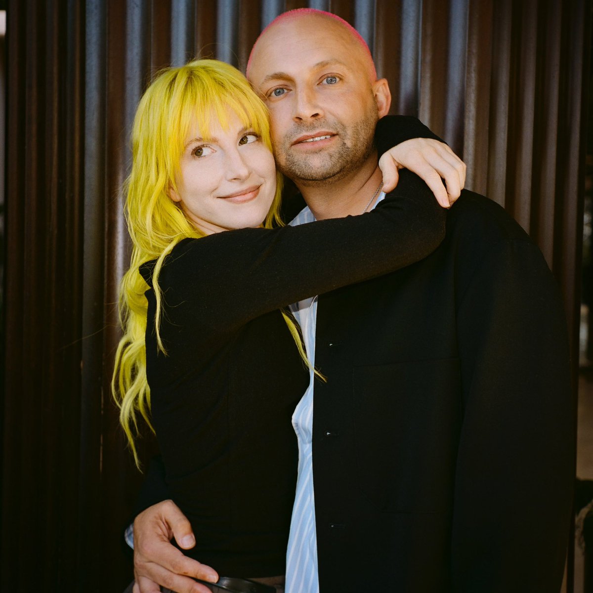 paramorebr's tweet photo. Brian O’Connor, maquiador, cabeleireiro, parceiro de negócios e grande amigo da Hayley está fazendo aniversário! 🎂🩷 https://t.co/C5GzsbTjOz