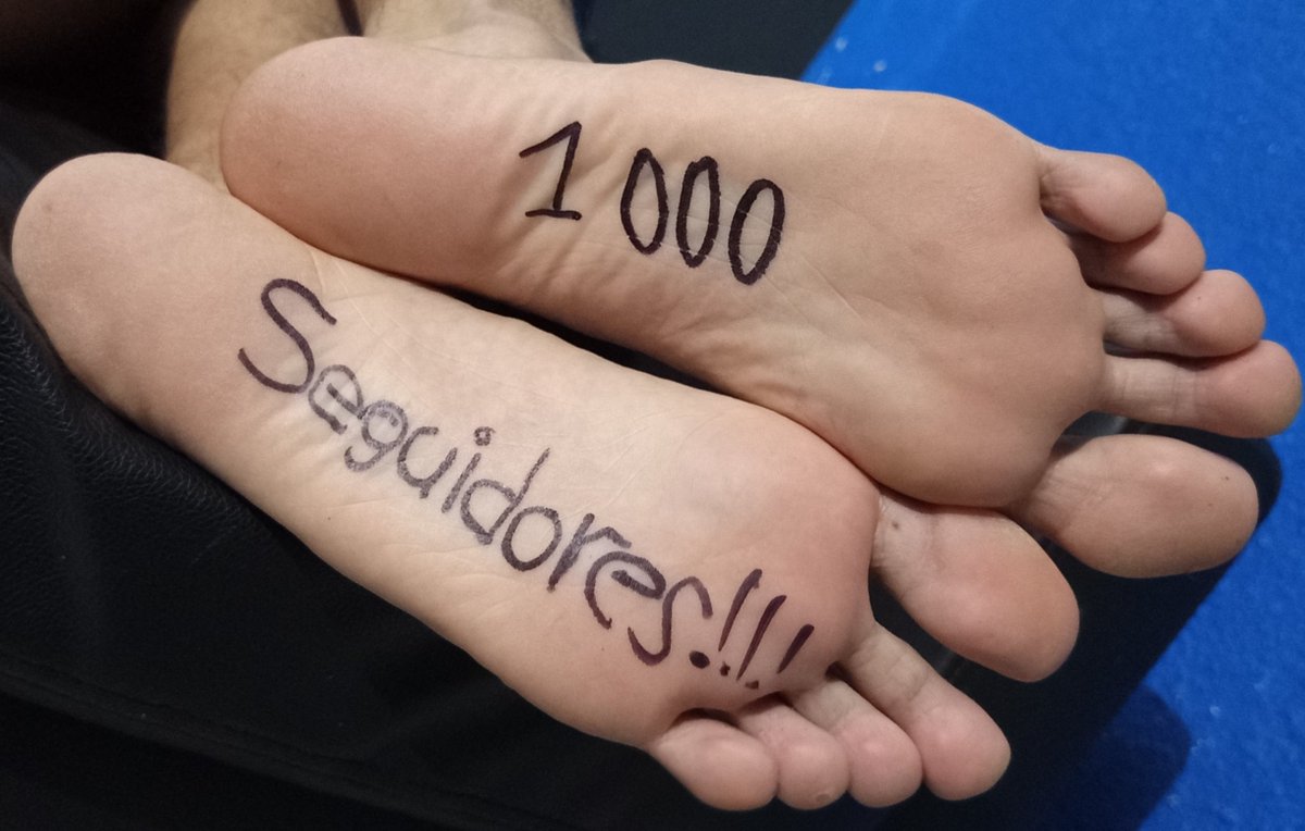 Alberto67856841's tweet photo. ¡1000 seguidores!  
Mis plantas ya lo celebraron 👣  
Gracias por estar aquí, de verdad se agradece mucho ☺️
Espero que les gusten mis pies tanto como a mi mostrarlos :3

#malefeet #soles #pies #feet #footfetish #barefeet #piesmasculinos #malesoles #guysfeet #toes #footworship https://t.co/F1RZdwllhQ