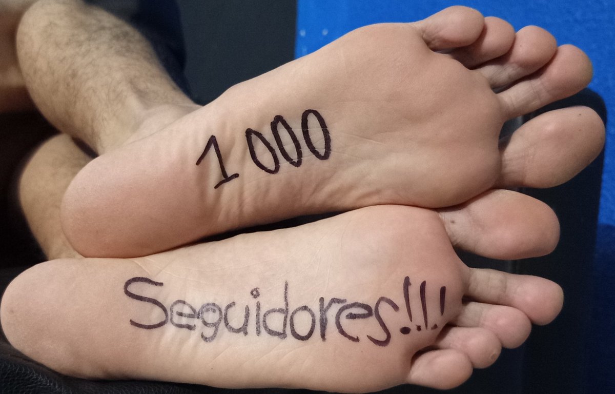 Alberto67856841's tweet photo. ¡1000 seguidores!  
Mis plantas ya lo celebraron 👣  
Gracias por estar aquí, de verdad se agradece mucho ☺️
Espero que les gusten mis pies tanto como a mi mostrarlos :3

#malefeet #soles #pies #feet #footfetish #barefeet #piesmasculinos #malesoles #guysfeet #toes #footworship https://t.co/F1RZdwllhQ