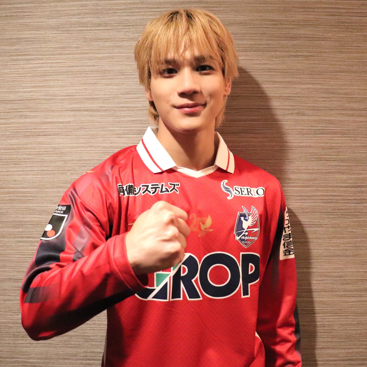 fagiano_koho's tweet photo. 【10月31日FC東京戦】

FC東京戦への来場が決定している岡山県出身でありグローバルボーイズグループ #JO1 のメンバーとして活躍中の #豆原一成 さん🔴⚫️

来場に先駆けて、ユニフォームを着用いただきました！🔥

ご来場をお待ちしております！
https://t.co/nxzL4E9F60
#ファジアーノ岡山 @official_jo1