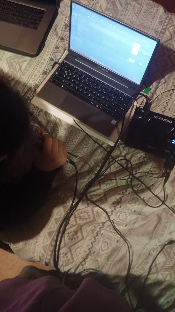 kareguea's tweet photo. Producir es mi casa, grabando y educandome con el mejor productor q he conocido💖 https://t.co/2E8Frasi29