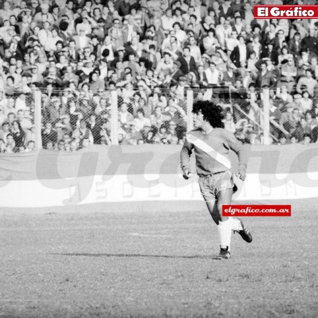 futnostalgico's tweet photo. 1976 — Há 50 anos: aos 15 anos, Diego Maradona estreou profissionalmente pelo Argentinos Juniors na derrota por 1 a 0 para o Talleres.

O jovem entrou no segundo tempo no lugar de Rubén Giacobetti. 

📸 @elgraficoweb https://t.co/61O8pv3cQU