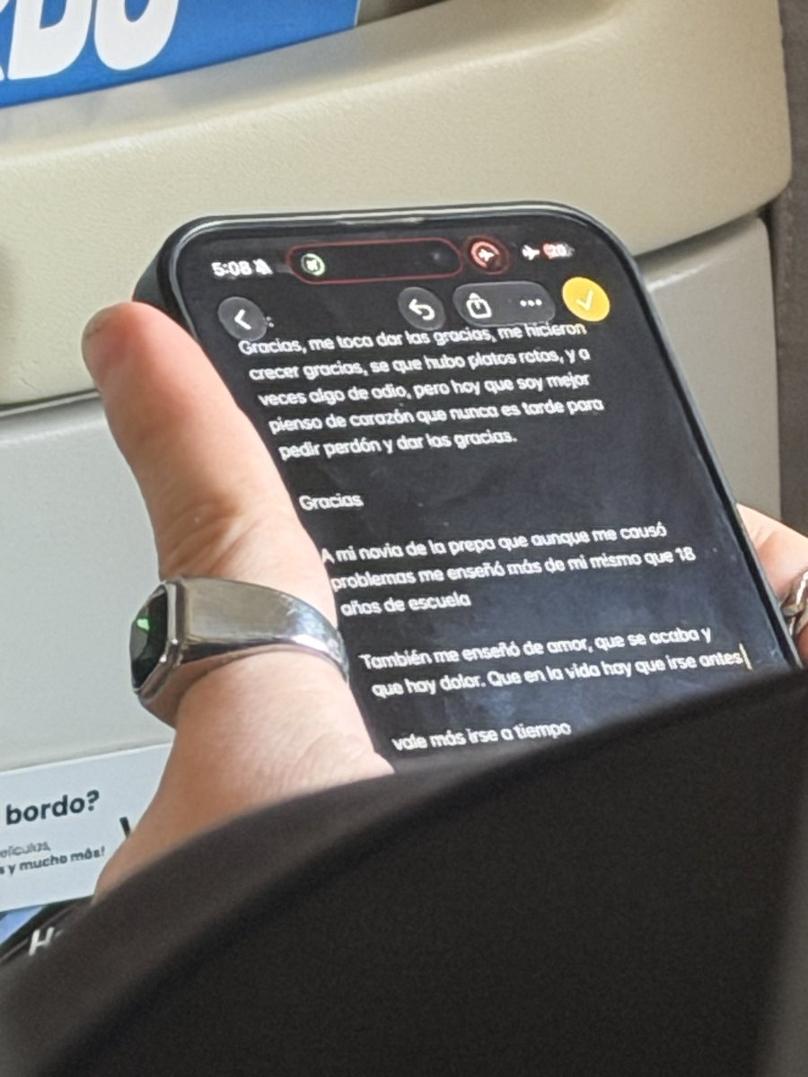Jochemanzo's tweet photo. Hoy en el avión un chico venía escribiendo esto, me sacó mucho de onda porque se la pasó la mayor parte del vuelo escribiendo. Y ver la frase final me dejó muy pensativo 😧🥺 https://t.co/rVusj0YC3s