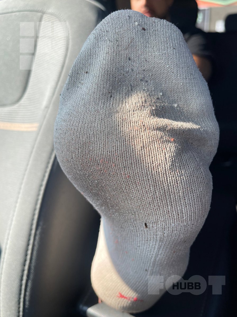 GoFootHubb's tweet photo. FootHubb model with massive Size 16s admits he wears socks for 4–5 days. “No washer in my apartment, so I wear them till they stink. I’m a man bro, I don’t give a F*ck” https://t.co/SeeXmnN1aP