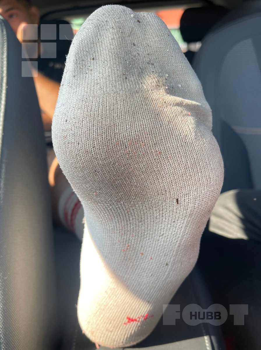 GoFootHubb's tweet photo. FootHubb model with massive Size 16s admits he wears socks for 4–5 days. “No washer in my apartment, so I wear them till they stink. I’m a man bro, I don’t give a F*ck” https://t.co/SeeXmnN1aP