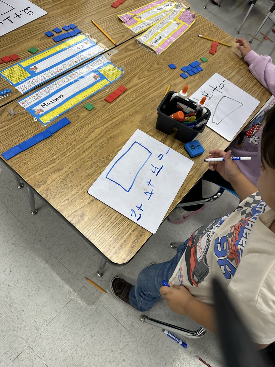 Jacqueline19633's tweet photo. @BarronEPISD #mathmanipulatives #adding https://t.co/08xHKIDbBG