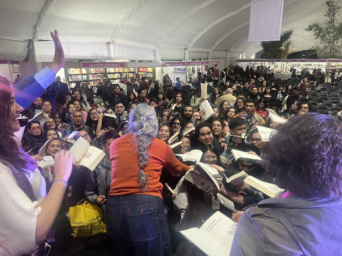 Filem_Mx's tweet photo. ✨La presentación de Cristina Rivera Garza, una de las voces más relevantes de la literatura contemporánea, reunió a un público numeroso, reflejo del interés por sus historias que cuestionan, conmueven y transforman nuestra manera de mirar el mundo.

#Autora @criveragarza @uaemex https://t.co/a6ivuDgmda