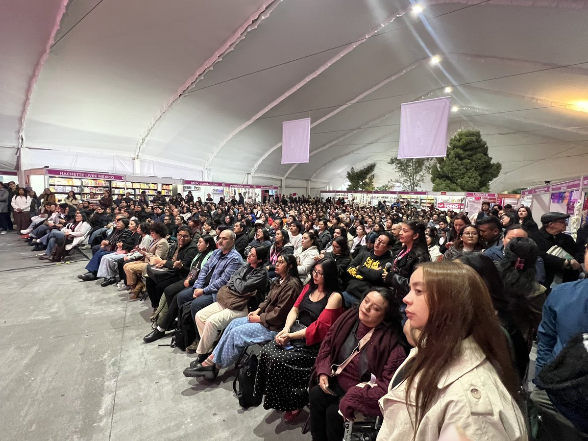 Filem_Mx's tweet photo. ✨La presentación de Cristina Rivera Garza, una de las voces más relevantes de la literatura contemporánea, reunió a un público numeroso, reflejo del interés por sus historias que cuestionan, conmueven y transforman nuestra manera de mirar el mundo.

#Autora @criveragarza @uaemex https://t.co/a6ivuDgmda