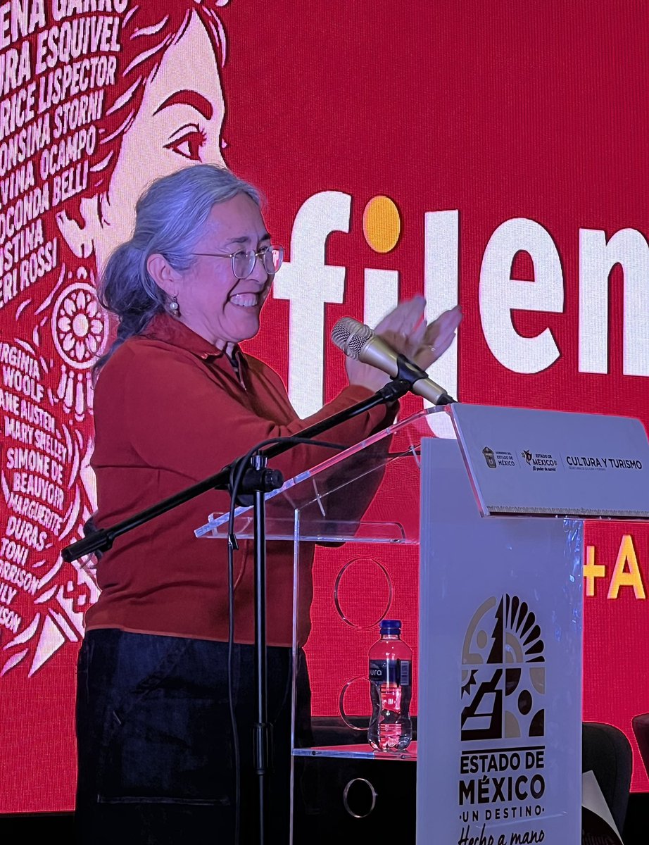 Filem_Mx's tweet photo. ✨La presentación de Cristina Rivera Garza, una de las voces más relevantes de la literatura contemporánea, reunió a un público numeroso, reflejo del interés por sus historias que cuestionan, conmueven y transforman nuestra manera de mirar el mundo.

#Autora @criveragarza @uaemex https://t.co/a6ivuDgmda
