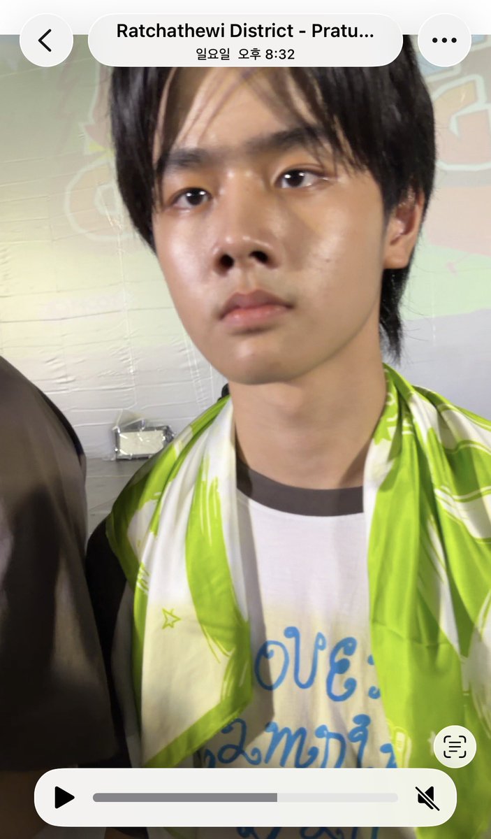 pieluvmandoo's tweet photo. ไฮทัชรอบแรกนะคะ ถ้าเหนื่อยตั้งแต่เริ่ม ก็คงกลับบ้านก่อนดีกว่าเนอะ น้องไม่อยากติมือตั้งแต่แรกเลย ตอนที่เราได้เห็นสีหน้าของสองคนเป็นครั้งแรก เราก็ตกใจและทำตัวไม่ถูกเหมือนกัน พวกเขาไม่แม้แต่จะยกมือขึ้นมา เราเลยไม่คิดจะไปอ้อนวอนขอให้พวกเขายอมไฮทัชกับเราหรอกค่ะ แบบนี้เรายังเป็นคนผิดอีกเหรอคะ บางคนก็บอกว่า “ก็เธอไม่ยื่นมือเข้าไปหาเขาเองนี่” แต่เราแค่ไม่อยากบังคับให้คนที่ดูเหมือนไม่อยากมีปฏิสัมพันธ์กับแฟนคลับต้องมาทำแฟนเซอร์วิสให้เราเท่านั้นเองค่ะ แล้วที่สำคัญ เราก็ยกมือรออยู่ตลอดเวลาด้วยนะคะ