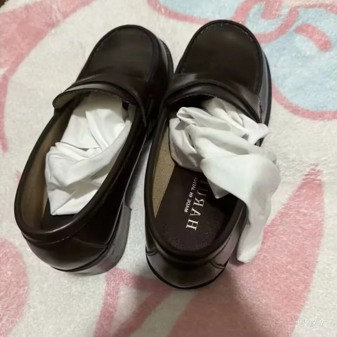 777_maoo's tweet photo. 表妹的lo鞋，白袜酸酸的，鞋子臭臭的 #打胶 #白袜 #原味 
玩鞋打胶合集：https://t.co/MXmhNuDXcC https://t.co/n1KWW98Xsw