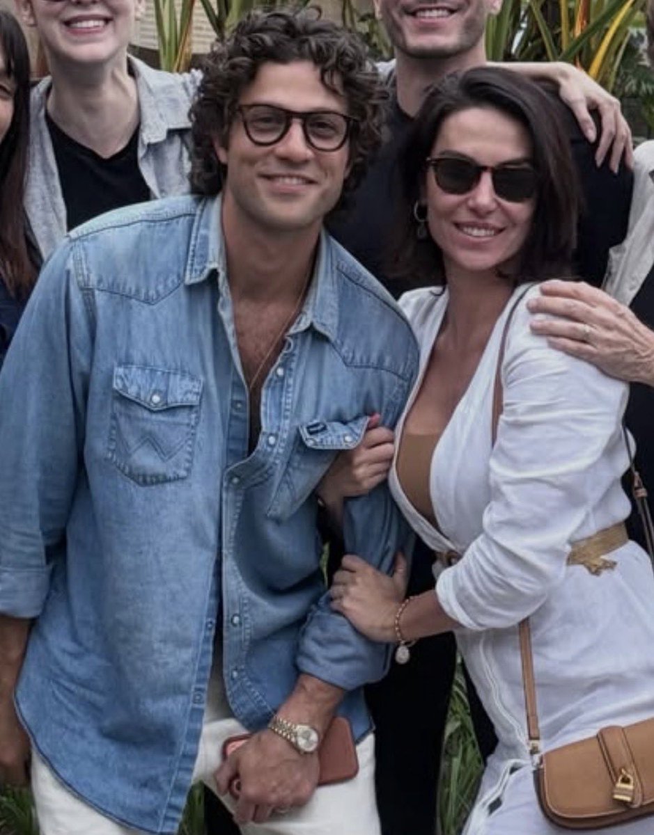 juhbernasconi's tweet photo. “ah pq o chay tem mais quimica com leticia colin” “ah pq o chay tem mais química com a agatha”
Isso pq vcs n viram o acontecido que foi chay suede e mel fronckowiak https://t.co/PKajt3DOLP