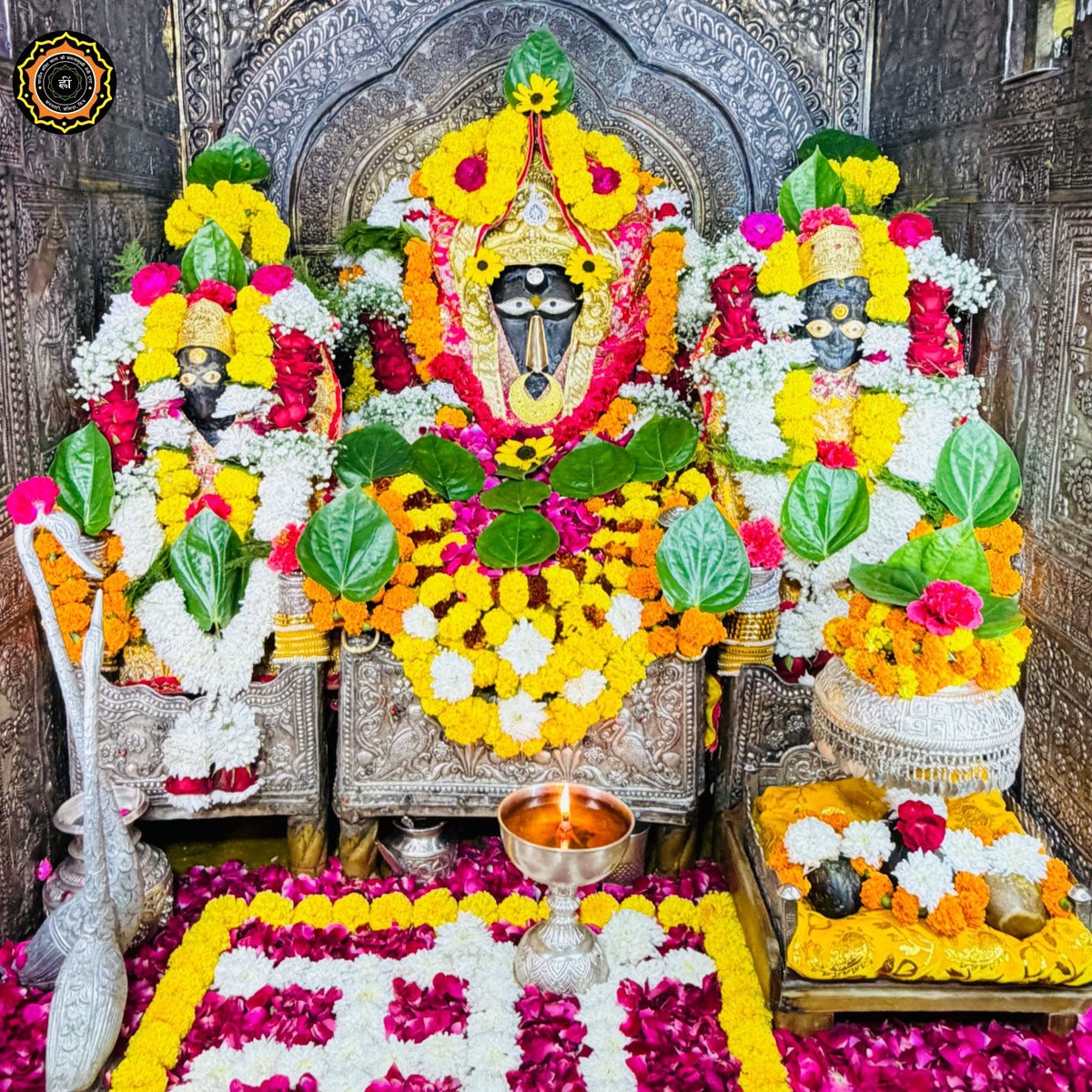 MaaBaglamukhii's tweet photo. श्रृंगार दर्शन ।।
॥ ॐ ह्लीं बगलामुखी सर्व दुष्टानां वाचं मुखं पदं स्तंम्भय जिव्हां कीलय बुद्धिं विनाशय ह्लीं ॐ स्वाहा ॥ 👣जय माँ बगलामुखी जी 👣🌹आज के अलौकिक दर्शन🌹 20th October 2026 ✨Mahant Shri Rajat Giri ji ✨ https://t.co/BnMgnUjGTO