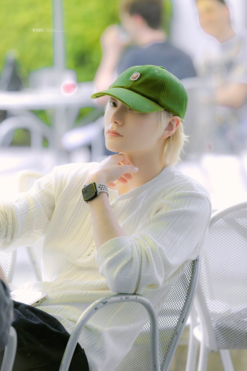 axnskya's tweet photo. 근데진짜 졸라웃긴거뭐냐면 성후 아무리그래도 2003년생 MZ5세대남돌이고  쁘띠미소년이고  취미로 전시회미술관도보러다니고 아기시네필이고 음악디깅도좋아하는애인데
옷진짜 어지간히못입고 찐따호호라서  은교티를 청바지에 넣입해입고 벨트까지 야물딱지게 차는게너무웃김.. 시발.. https://t.co/Ssu2PaN5XD