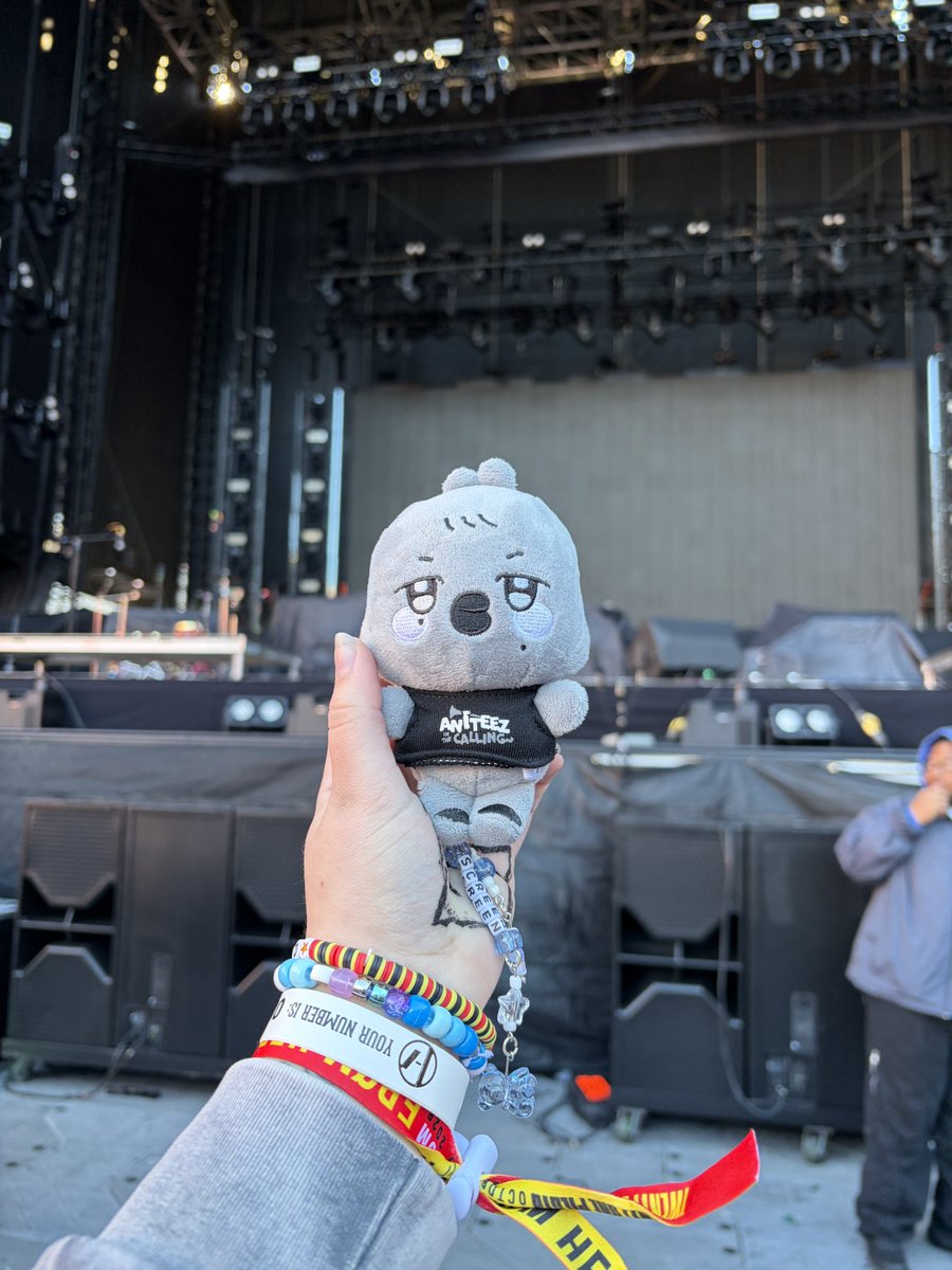critikalkoi's tweet photo. @cryingforeiji BIGGEST atiny evaaa bro you don’t even know, bbyongming saw tøp at barricade ! https://t.co/OzjXVPzOpT