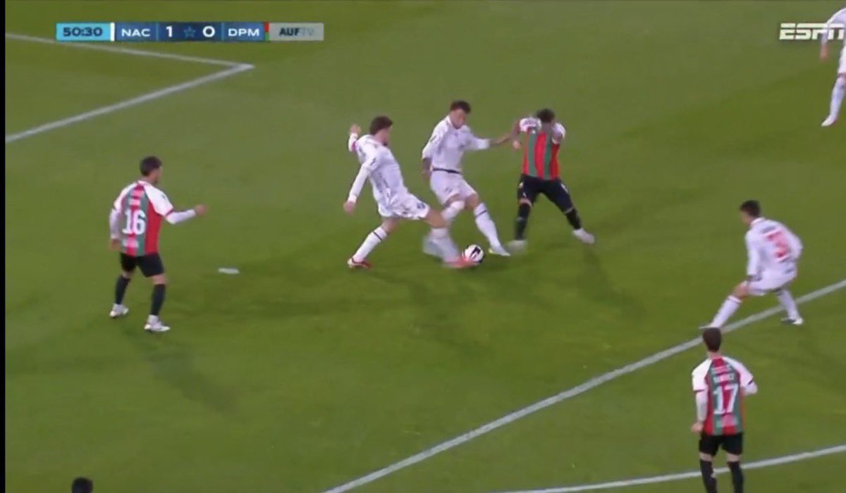PERDONENNOS's tweet photo. Pero pará, por qué si este resultado les sirve para pelear la anual están llorando un falso penal? 

SERÁ QUE NOS TIENEN MIEDO?
SI ganaba Maldonado les quedaba a un punto. Si gana Nacional tienen la anual asegurada. Que les incomoda, aguardo respuesta de los del 13. https://t.co/i2nFk7N9gb