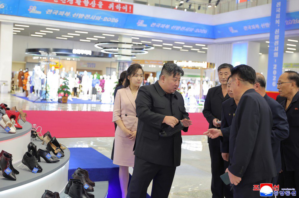 wangjupaian's tweet photo. 【网传金正恩去世，朝鲜火速晒全家照】

辟谣来得比谣言还快！

10月20日，朝中社发布一组照片，金正恩19日还在视察轻工业服装和鞋类展览会，夫人李雪主、女儿金主爱也一同现身。

就在前两天，社交媒体还在疯传金正恩脑出血、陷入昏迷的消息，连英国小报《太阳报》都跟进报道了。

传得有鼻子有眼，却始终拿不出可靠证据。

结果朝鲜官方照片一发，金正恩不仅好好的，还带着老婆孩子逛展览。

听床师们又白忙活了一场……