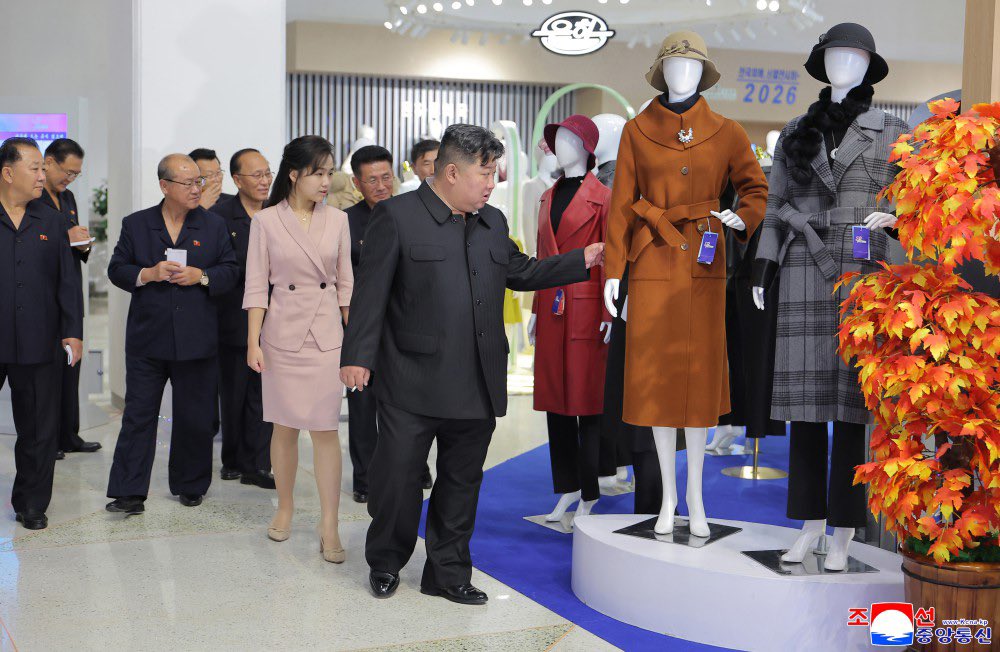 wangjupaian's tweet photo. 【网传金正恩去世，朝鲜火速晒全家照】

辟谣来得比谣言还快！

10月20日，朝中社发布一组照片，金正恩19日还在视察轻工业服装和鞋类展览会，夫人李雪主、女儿金主爱也一同现身。

就在前两天，社交媒体还在疯传金正恩脑出血、陷入昏迷的消息，连英国小报《太阳报》都跟进报道了。

传得有鼻子有眼，却始终拿不出可靠证据。

结果朝鲜官方照片一发，金正恩不仅好好的，还带着老婆孩子逛展览。

听床师们又白忙活了一场……
